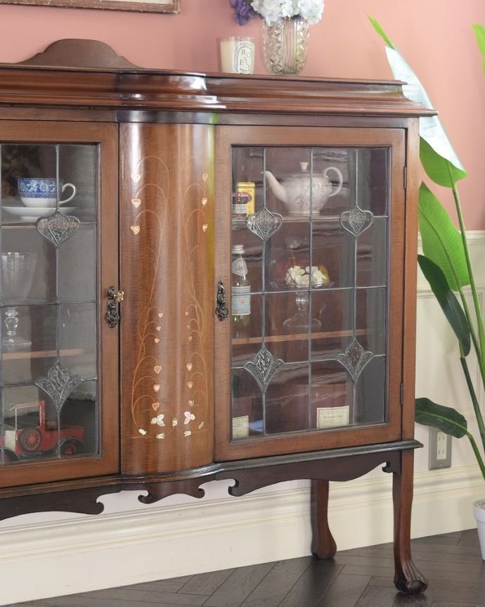 アンティークのキャビネット アンティーク家具 豪華なアンティーク家具、イギリスで見つけた優雅なステンドグラス入りのキャビネット(飾り棚)。ガラス越しに見るお気に入りの美しさ…光をたっぷり取り入れてくれるガラス扉と棚板。(q-1893-f)