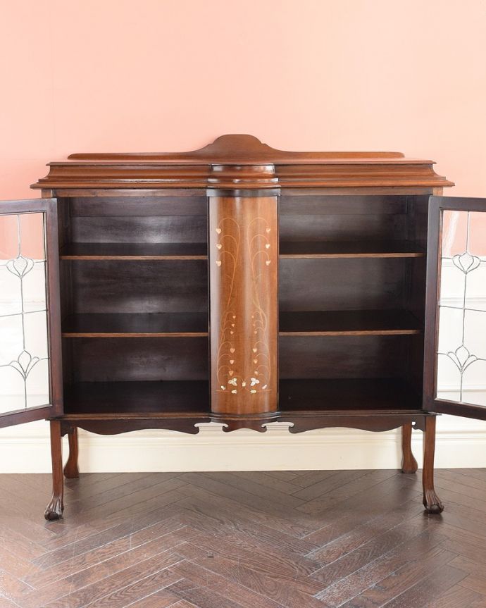 アンティークのキャビネット アンティーク家具 豪華なアンティーク家具、イギリスで見つけた優雅なステンドグラス入りのキャビネット(飾り棚)。扉を開けて中を見てみましょう職人がキレイに修復して、背板も新しい生地に張替えました。(q-1893-f)