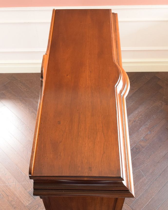 アンティークのキャビネット アンティーク家具 豪華なアンティーク家具、イギリスで見つけた優雅なステンドグラス入りのキャビネット(飾り棚)。こんな形のキャビネットです。(q-1893-f)