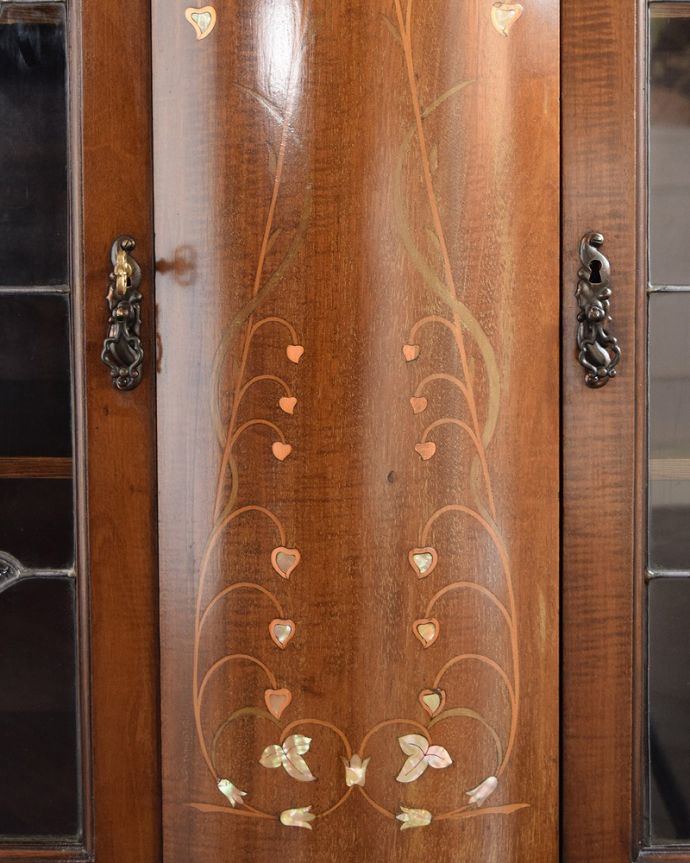 アンティークのキャビネット アンティーク家具 豪華なアンティーク家具、イギリスで見つけた優雅なステンドグラス入りのキャビネット(飾り棚)。いろんな場所にこだわり彫のデザインもいろいろです。(q-1893-f)