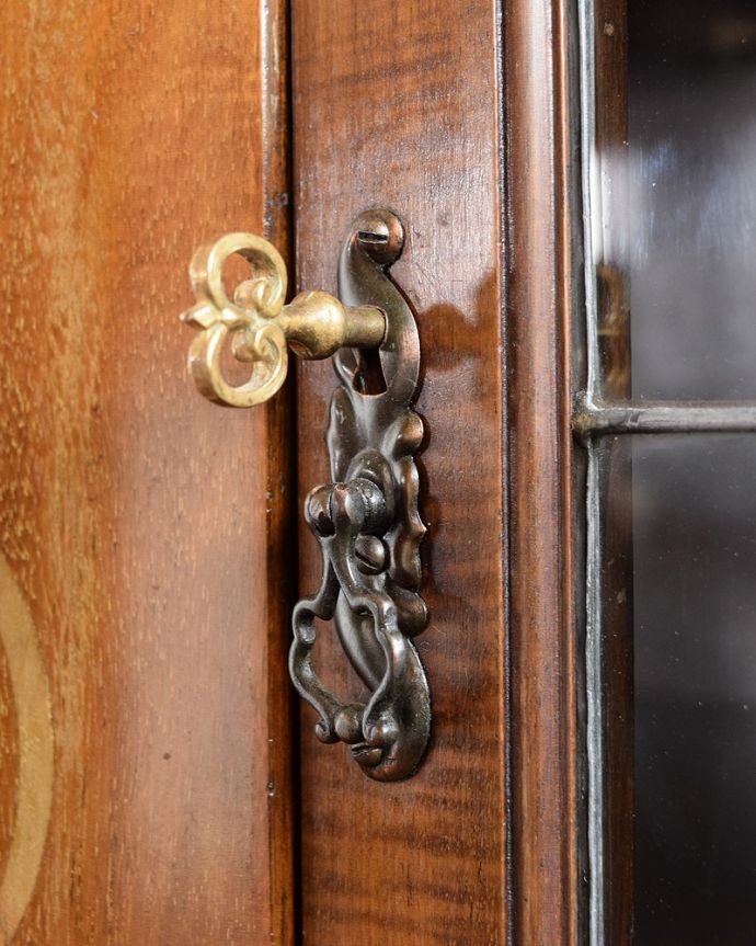 アンティークのキャビネット アンティーク家具 豪華なアンティーク家具、イギリスで見つけた優雅なステンドグラス入りのキャビネット(飾り棚)。アンティークらしい取っ手取っ手にもアンティークらしさが。(q-1893-f)