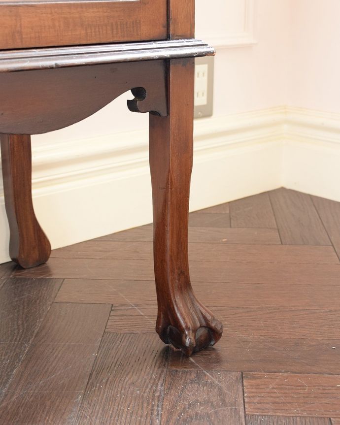 アンティークのキャビネット アンティーク家具 豪華なアンティーク家具、イギリスで見つけた優雅なステンドグラス入りのキャビネット(飾り棚)。女性1人でもラクラク運べちゃうんですHandleのアンティークは脚の裏にフェルトキーパーをお付けしています。(q-1893-f)