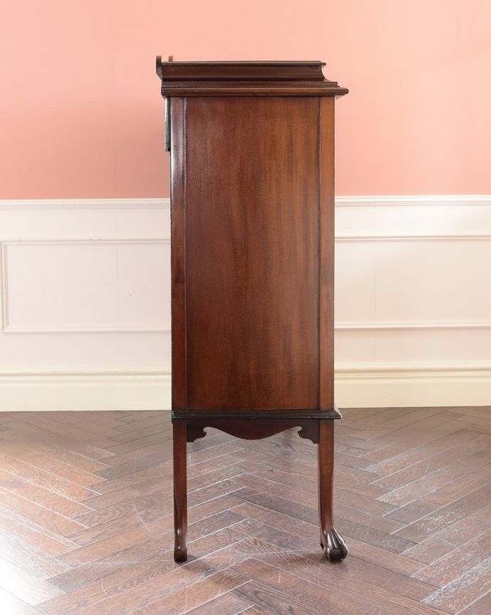 アンティークのキャビネット アンティーク家具 豪華なアンティーク家具、イギリスで見つけた優雅なステンドグラス入りのキャビネット(飾り棚)。横から見てもステキ横から見るとこんな感じ。(q-1893-f)