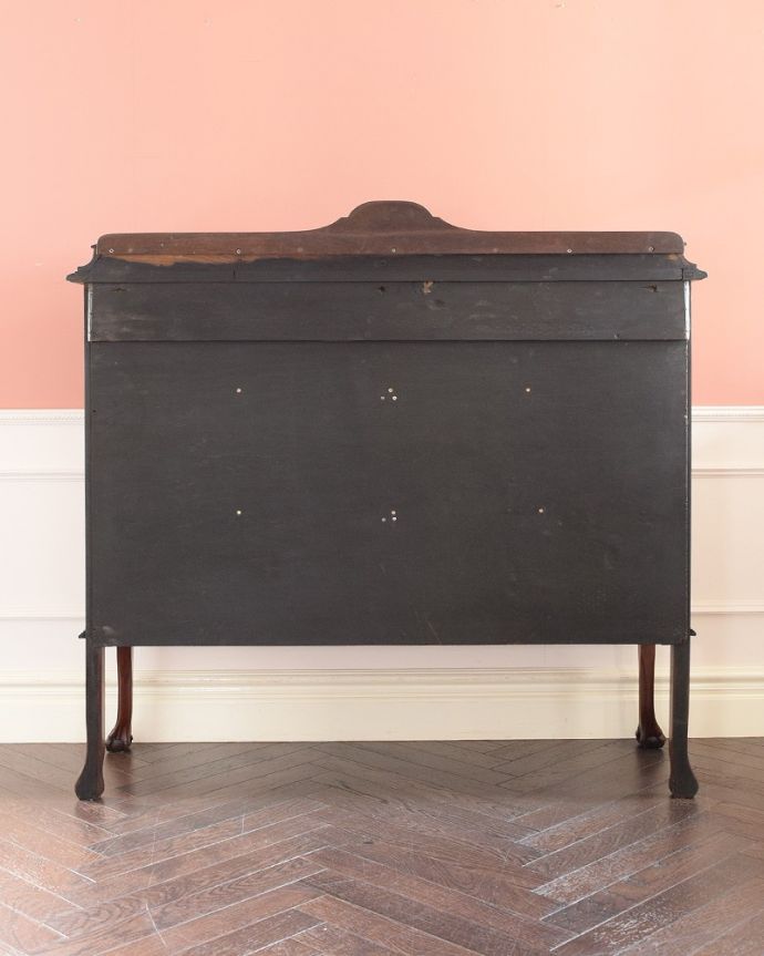 アンティークのキャビネット アンティーク家具 豪華なアンティーク家具、イギリスで見つけた優雅なステンドグラス入りのキャビネット(飾り棚)。実は後ろから見てもキレイなんです。(q-1893-f)