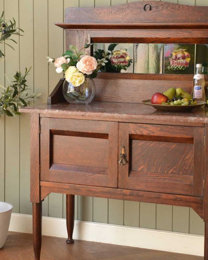 サイドボード　アンティーク家具　タイルが美しいイギリスから到着したアンティークウォッシュスタンド。タイルと天然大理石の美しいコラボ洗面器を置いて顔や手を洗う用に使っていた家具には、水が弾いてもいいようにタイルと天然大理石の贅沢な素材が使われています。(q-1894-f)