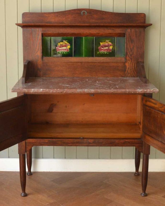 サイドボード　アンティーク家具　タイルが美しいイギリスから到着したアンティークウォッシュスタンド。扉を開いた中もキレイです。(q-1894-f)