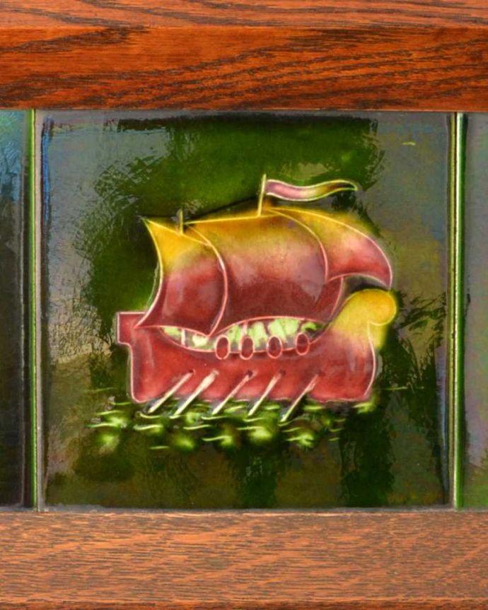 サイドボード　アンティーク家具　タイルが美しいイギリスから到着したアンティークウォッシュスタンド。アンティークだけが持つ独特の風合い美しい模様のアンティークタイルにうっとり･･･年月を経たアンティークタイルだけが持つ魅力を楽しんでください。(q-1894-f)