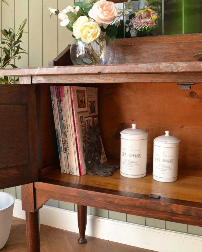 サイドボード　アンティーク家具　タイルが美しいイギリスから到着したアンティークウォッシュスタンド。雑誌も収納出来る実力派A4サイズの雑誌も立てて収納できるから、いろんな場所で便利に使って下さい。(q-1894-f)