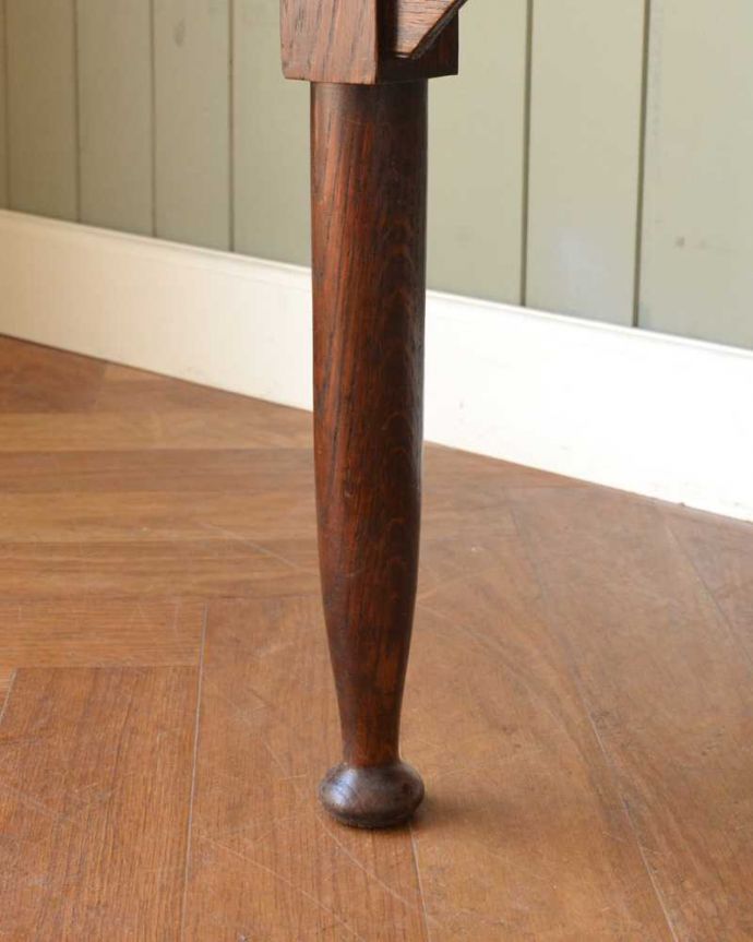 サイドボード　アンティーク家具　タイルが美しいイギリスから到着したアンティークウォッシュスタンド。女性1人でラクラク運べちゃうんですHandleのアンティークは、脚の裏にフェルトキーパーをお付けしています。(q-1894-f)