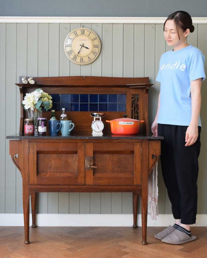 サイドボード アンティーク家具 英国のアンティーク家具、深いブルーのタイルがキレイなウォッシュスタンド。アンティークでしか手に入らない家具まだ水道の発達していない時代に洗面所として必ず使われていたウォッシュスタンド。(q-1895-f)