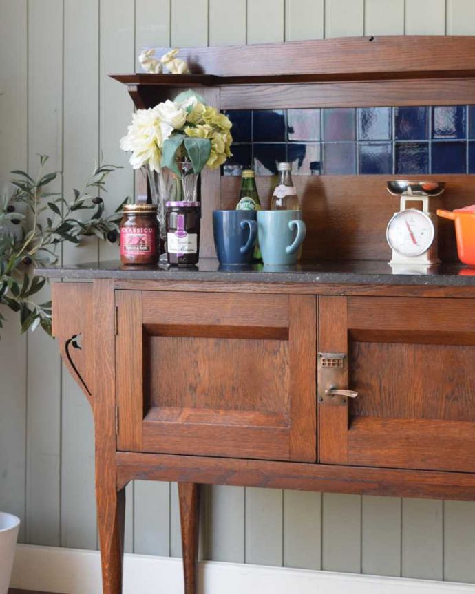 サイドボード アンティーク家具 英国のアンティーク家具、深いブルーのタイルがキレイなウォッシュスタンド。タイルと天然大理石の美しいコラボ洗面器を置いて顔や手を洗う用に使っていた家具には、水が弾いてもいいようにタイルと天然大理石の贅沢な素材が使われています。(q-1895-f)