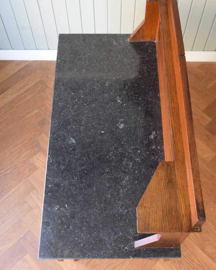 サイドボード アンティーク家具 英国のアンティーク家具、深いブルーのタイルがキレイなウォッシュスタンド。天然大理石を使った贅沢な天板天板には女性の憧れ、天然の大理石が使われている贅沢な家具です。(q-1895-f)