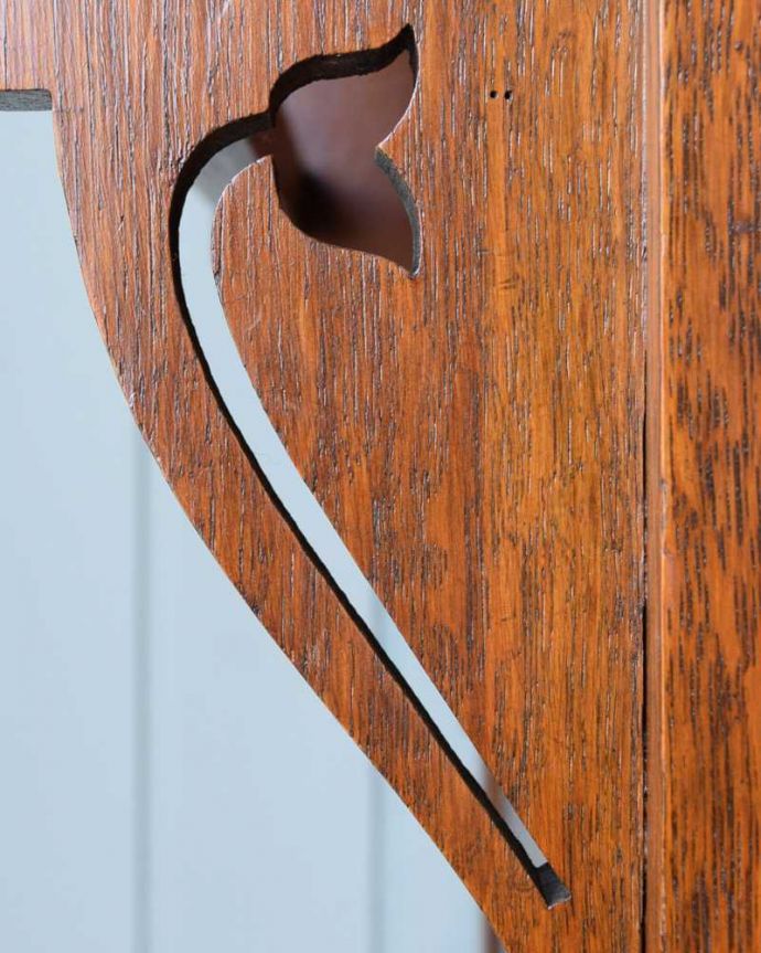 サイドボード アンティーク家具 英国のアンティーク家具、深いブルーのタイルがキレイなウォッシュスタンド。惚れ惚れするような美しさとっても堅い無垢材に一体どうやって彫っていったんでしょう?アンティークらしく細かい彫りを眺めているだけでうっとりしてしまいます。(q-1895-f)