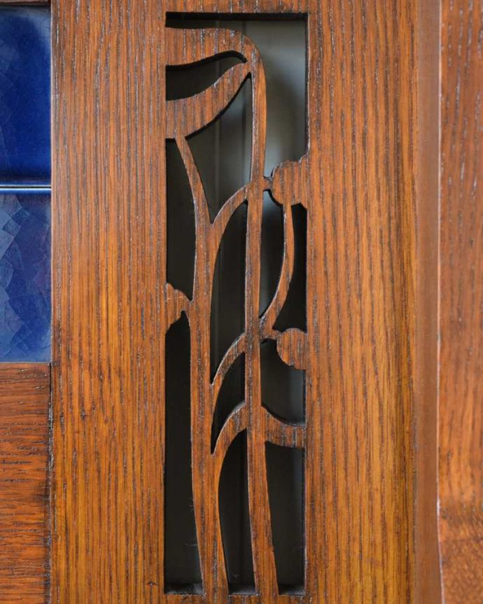 サイドボード アンティーク家具 英国のアンティーク家具、深いブルーのタイルがキレイなウォッシュスタンド。至る所に繊細な彫いろんな彫のデザインがありますが、個人的に美しいと思える女性らしく優雅なデザインを選んできました。(q-1895-f)