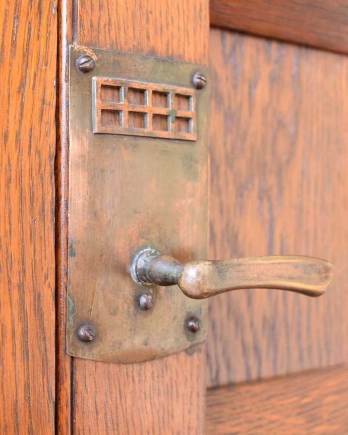 サイドボード アンティーク家具 英国のアンティーク家具、深いブルーのタイルがキレイなウォッシュスタンド。扉の取っ手もステキアンティークらしい素敵なデザインが魅力。(q-1895-f)