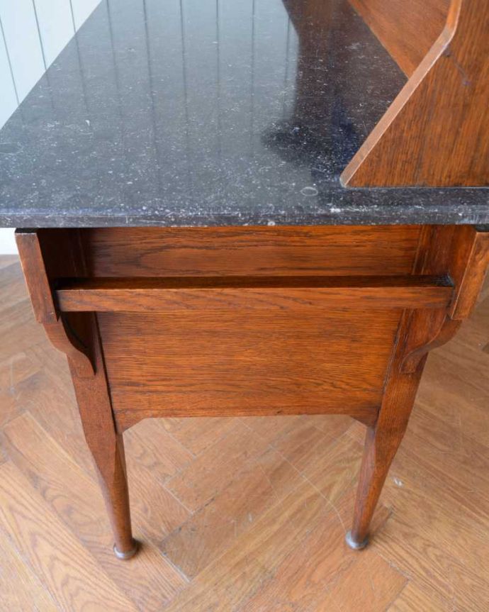 サイドボード アンティーク家具 英国のアンティーク家具、深いブルーのタイルがキレイなウォッシュスタンド。タオルバーが付いています家具のサイドにはタオルを掛けていたタオルバーがキレイに残っていました。(q-1895-f)