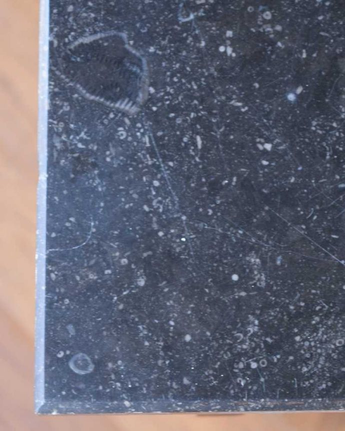 サイドボード アンティーク家具 英国のアンティーク家具、深いブルーのタイルがキレイなウォッシュスタンド。コンディションもバッチリ!天然大理石はコンディションが一番大事なポイント。(q-1895-f)