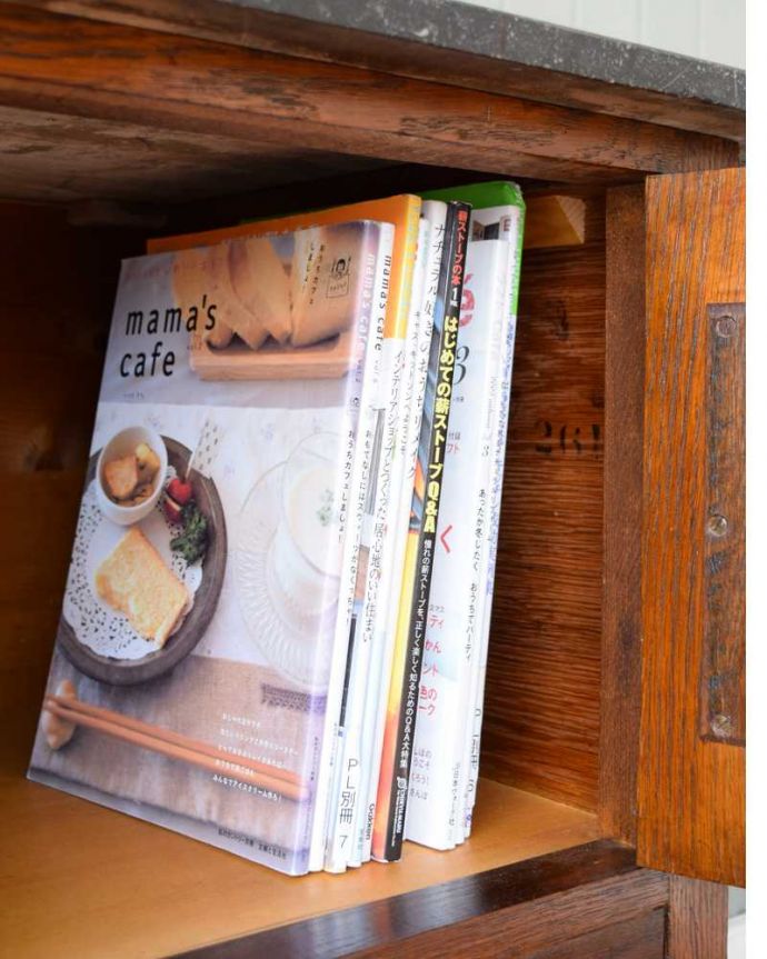 サイドボード アンティーク家具 英国のアンティーク家具、深いブルーのタイルがキレイなウォッシュスタンド。雑誌も収納出来る実力派A4サイズの雑誌も立てて収納できるから、いろんな場所で便利に使って下さい。(q-1895-f)