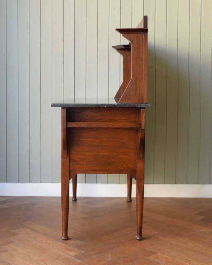 サイドボード アンティーク家具 英国のアンティーク家具、深いブルーのタイルがキレイなウォッシュスタンド。横から見てもステキもちろん、横から見てもキレイに仕上がっています。(q-1895-f)