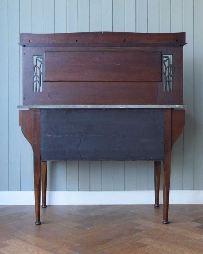 サイドボード アンティーク家具 英国のアンティーク家具、深いブルーのタイルがキレイなウォッシュスタンド。キレイに修復しました!アンティークは新品ではないので、経年変化によるキズはありますが、専門の職人がキレイにお直しをしているので、後姿もキレイです。(q-1895-f)