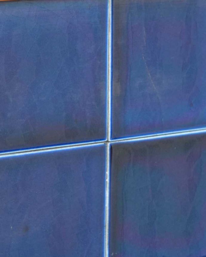 サイドボード アンティーク家具 英国のアンティーク家具、深いブルーのタイルがキレイなウォッシュスタンド。アンティークだけが持つ独特の風合い美しい模様のアンティークタイルにうっとり・・・年月を経たアンティークタイルだけが持つ魅力を楽しんでください。(q-1895-f)