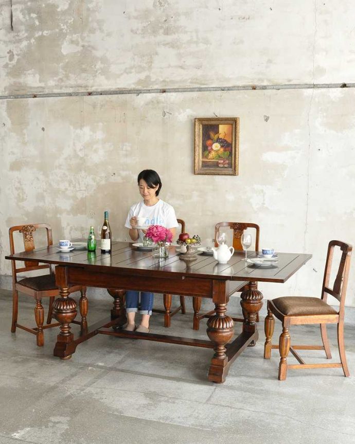 アンティークのテーブル　アンティーク家具　アンティーク英国家具、4本のバルボスレッグが美しいドローリーフテーブル（伸張式テーブル） 。3通りの大きさで使える便利なテーブル天板の下に隠れているリーフを引っ張り出せばあっという間に大きくなっちゃうドローリーフテーブル。(q-1896-f)