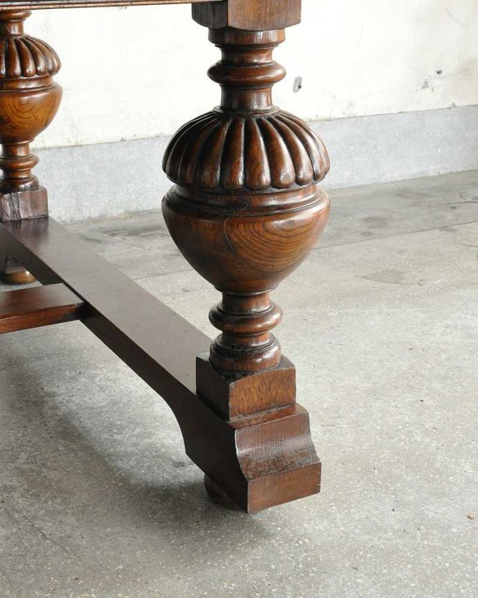 アンティークのテーブル　アンティーク家具　アンティーク英国家具、4本のバルボスレッグが美しいドローリーフテーブル（伸張式テーブル） 。持ち上げなくても移動できます！Handleのアンティークは、脚の裏にフェルトキーパーをお付けしていますので、持ち上げなくても床を滑らせて移動させることが出来ます。(q-1896-f)