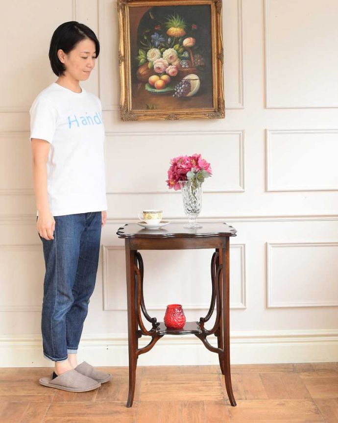 アンティークのテーブル　アンティーク家具　高級感たっぷりのアンティーク家具、曲線が美しいオケージョナルテーブル（ティーテーブル）。どんな場所でも便利に使える小さなテーブルそもそも「オケージョナル」とは「便利に使える」と言う意味。(q-1897-f)