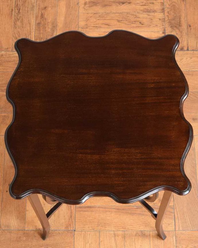 アンティークのテーブル　アンティーク家具　高級感たっぷりのアンティーク家具、曲線が美しいオケージョナルテーブル（ティーテーブル）。天板の形を見てみると･･･テーブルの形を上から見ると、こんな感じです。(q-1897-f)