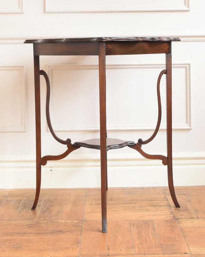 アンティークのテーブル　アンティーク家具　高級感たっぷりのアンティーク家具、曲線が美しいオケージョナルテーブル（ティーテーブル）。こちら側も、もちろんキレイです！アンティークは新品ではないので、もちろん経年変化によるキズはありますが、専門の職人がキレイにお直しをしているので、どの角度から見てもキレイです。(q-1897-f)