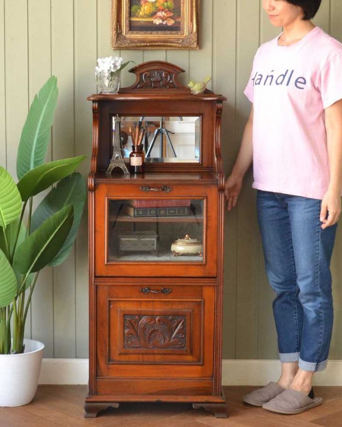 アンティークのキャビネット　アンティーク家具　豪華なアンティーク家具、イギリスで見つけたミラー付きのミュージックキャビネット。贅沢な時間が過ごせる最上級の美しさ楽譜を美しく収納するためだけに作られたコンパクトなサイズのミュージックキャビネットは、造りも贅沢です。(q-1898-f)