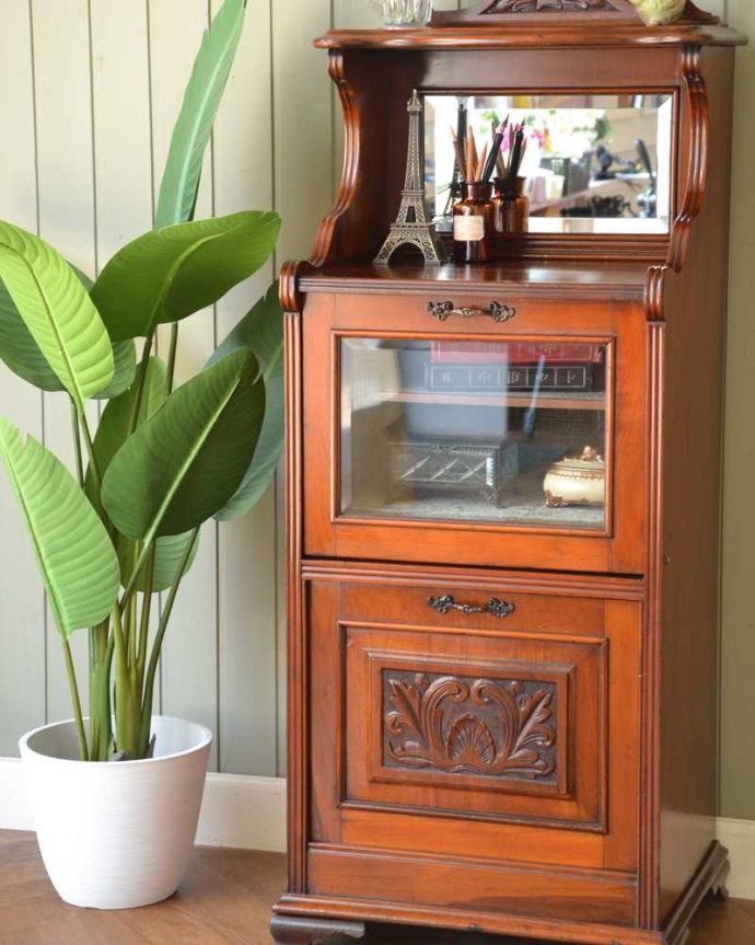 アンティークのキャビネット　アンティーク家具　豪華なアンティーク家具、イギリスで見つけたミラー付きのミュージックキャビネット。ガラス越しに中をのぞいてみると･･･アンティークのガラスを通して中に入っているものを見ると、なんだかちょっと高級に見えるんです。(q-1898-f)