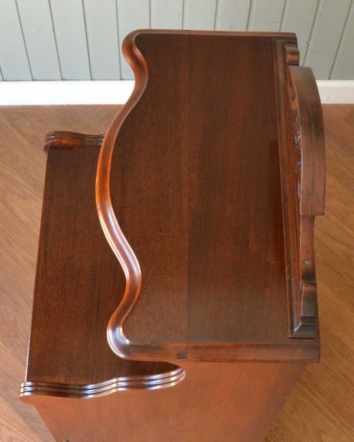 アンティークのキャビネット　アンティーク家具　豪華なアンティーク家具、イギリスで見つけたミラー付きのミュージックキャビネット。家具を上から見てみましょう目線に入る天板の上もしっかりと修復しました。(q-1898-f)