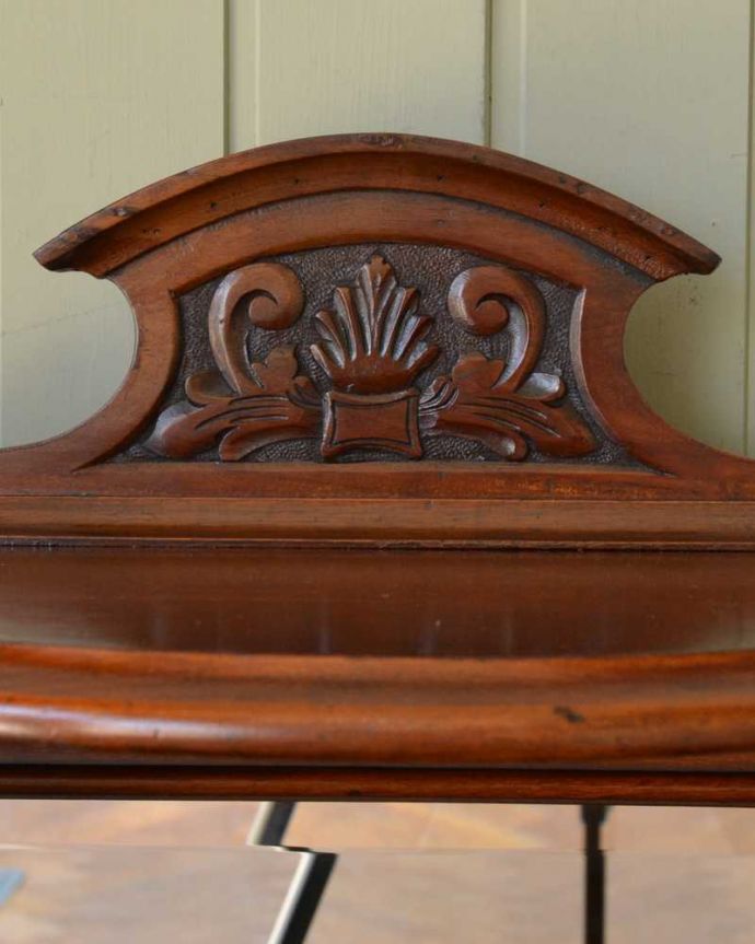 アンティークのキャビネット　アンティーク家具　豪華なアンティーク家具、イギリスで見つけたミラー付きのミュージックキャビネット。いろんな場所にこだわり彫のデザインもいろいろです。(q-1898-f)