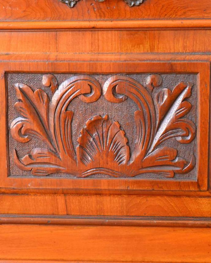 アンティークのキャビネット　アンティーク家具　豪華なアンティーク家具、イギリスで見つけたミラー付きのミュージックキャビネット。ここの彫も最上級の美しさいろんな部分の美しさが重なり合って、最上級の美しさを醸し出してくれます。(q-1898-f)