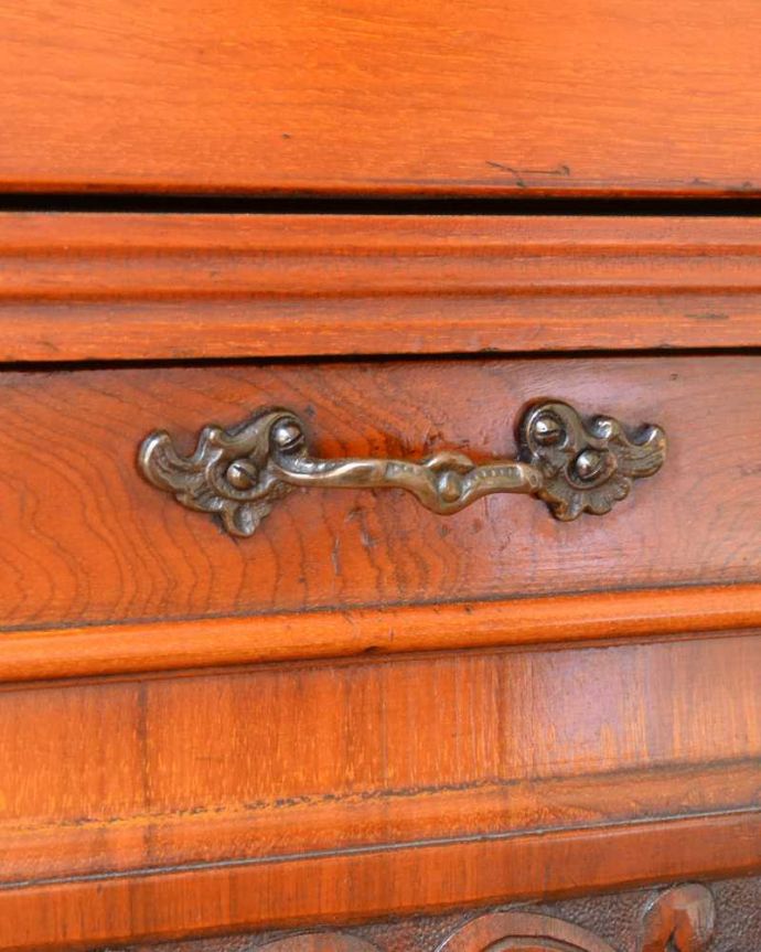 アンティークのキャビネット　アンティーク家具　豪華なアンティーク家具、イギリスで見つけたミラー付きのミュージックキャビネット。開ける度にワクワク取っ手もアンティークらしい贅沢なデザイン。(q-1898-f)