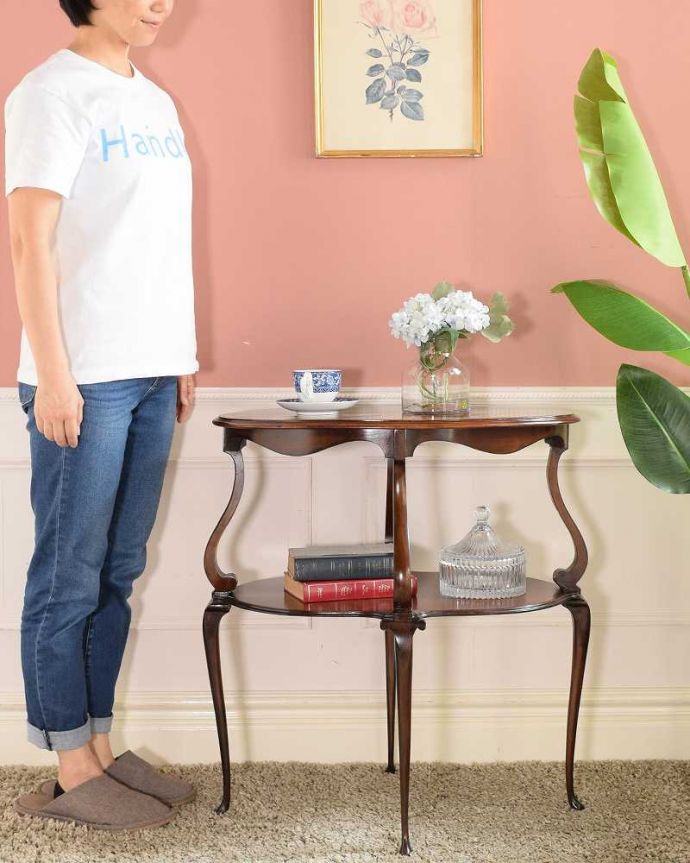 アンティークのテーブル アンティーク家具 美しい脚のデザインにうっとりする英国生まれのコーヒーテーブル、ダムウェイター。アンティークらしい家具ダムウェイターそもそもお茶会でウェイターの代わりに使われていたダムウェイター。(q-1899-f)