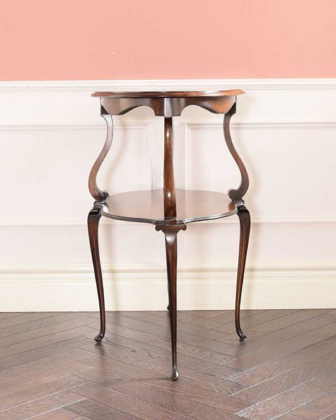 アンティークのテーブル アンティーク家具 美しい脚のデザインにうっとりする英国生まれのコーヒーテーブル、ダムウェイター。こちら側も、もちろんキレイです!アンティークは新品ではないので、もちろん経年変化によるキズはありますが、専門の職人がキレイにお直しをしているので、どの角度から見てもキレイです。(q-1899-f)