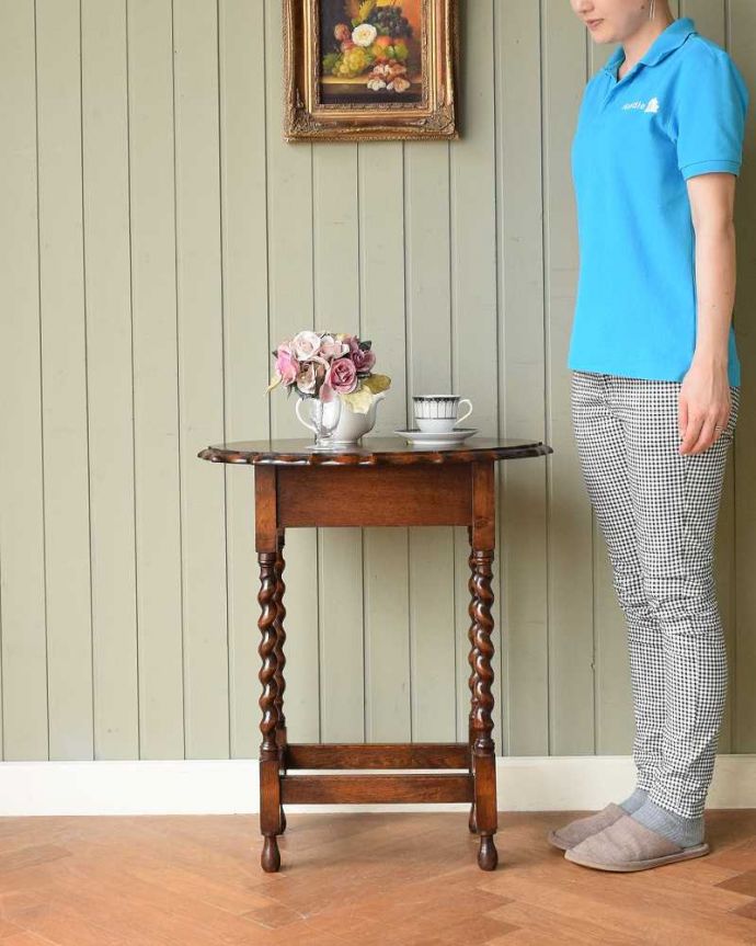 アンティークのテーブル　アンティーク家具　英国から到着したアンティーク家具、ツイスト脚のオケージョナルテーブル 。便利に使えるコンパクトサイズのテーブル「オケージョナル」とは「便利に使える」と言う意味。(q-1900-f)