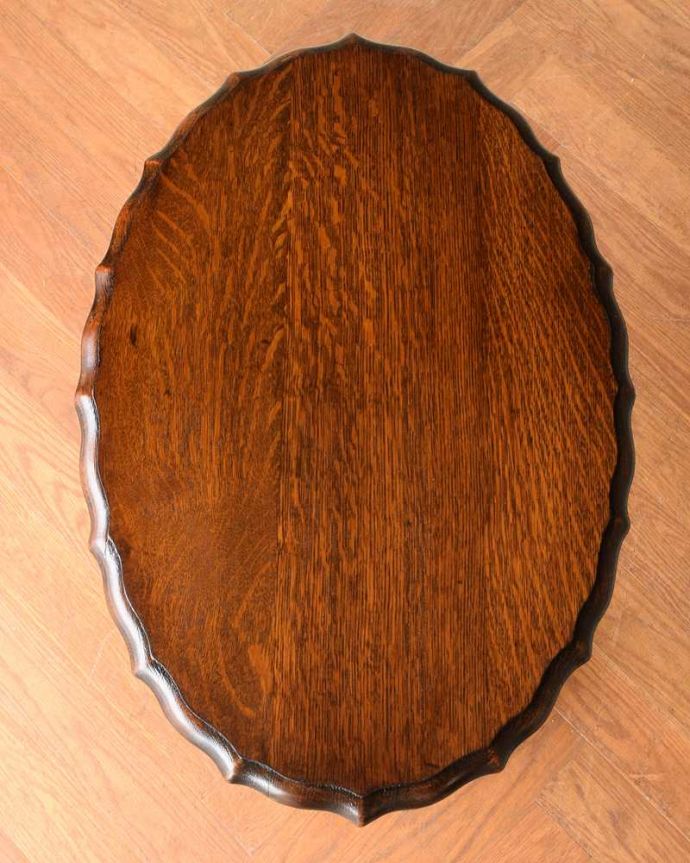 アンティークのテーブル　アンティーク家具　英国から到着したアンティーク家具、ツイスト脚のオケージョナルテーブル 。キレイに修復しましたやっぱり気になるテーブルの天板。(q-1900-f)