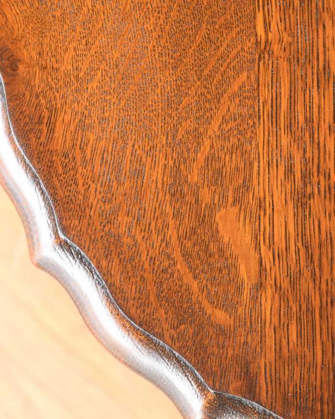 アンティークのテーブル　アンティーク家具　英国から到着したアンティーク家具、ツイスト脚のオケージョナルテーブル 。近づいて見てみると･･･天板を見てみるとこんな感じです。(q-1900-f)