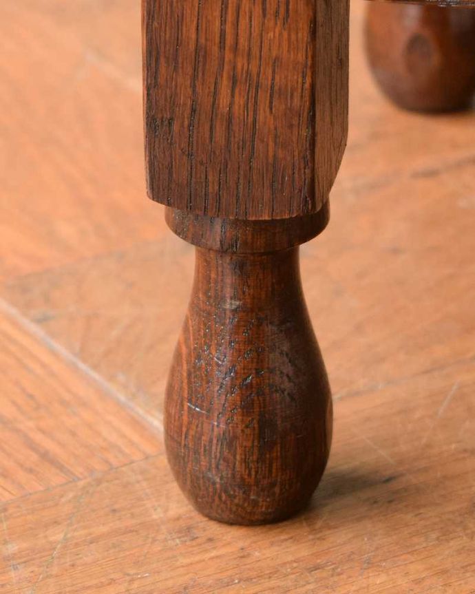 アンティークのテーブル　アンティーク家具　英国から到着したアンティーク家具、ツイスト脚のオケージョナルテーブル 。持ち上げなくても大丈夫！Handleのアンティークは、脚の裏にフェルトキーパーをお付けしています。(q-1900-f)