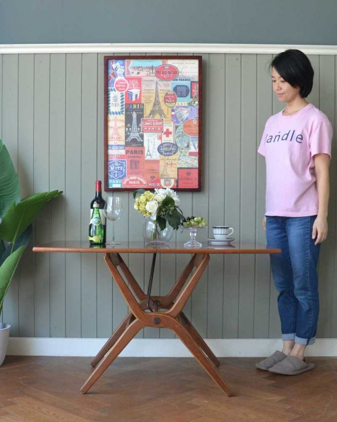 アンティークのテーブル　アンティーク家具　折りたたむ事ができる機能的なイギリスのアンティークフォールディングテーブル。こう見えて折り畳みが出来ちゃうテーブルなんです実は、簡単に折り畳みが出来て持ち運び便利なフォールディングテーブル。(q-1901-f)