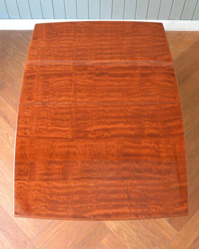 アンティークのテーブル　アンティーク家具　折りたたむ事ができる機能的なイギリスのアンティークフォールディングテーブル。天板もピカピカに修復しましたテーブルで一番気になる場所だから、天板は修復の際、古い塗装を剥離して再塗装しています。(q-1901-f)