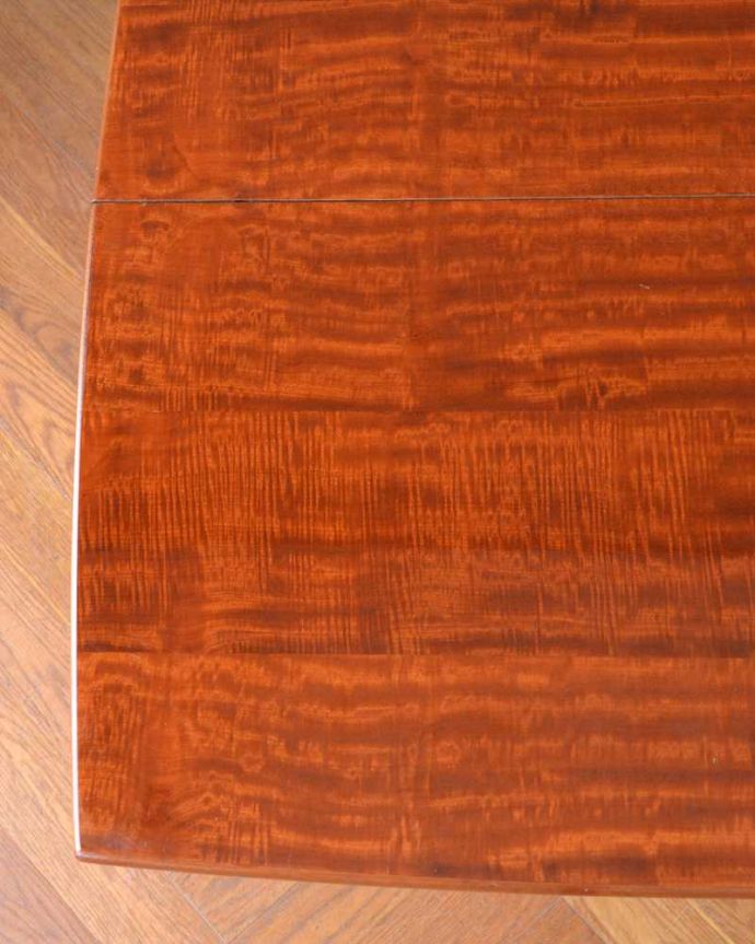 アンティークのテーブル　アンティーク家具　折りたたむ事ができる機能的なイギリスのアンティークフォールディングテーブル。近づいて見ると分かる木目の美しさ塗装もキレイに修復してあるアンティークテーブルの天板は、アンティークだからこそ手に入る木目の美しさも自慢です。(q-1901-f)