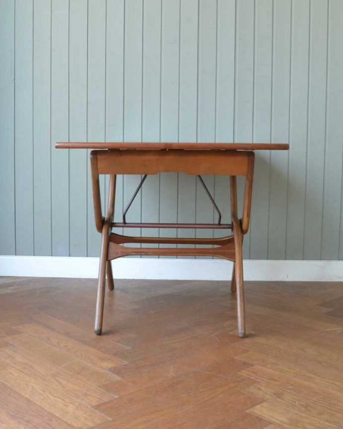 アンティークのテーブル　アンティーク家具　折りたたむ事ができる機能的なイギリスのアンティークフォールディングテーブル。さらに回転！印象が変わりますアンティークは新品ではないので、もちろん経年変化による小さなキズはありますが、専門の職人がキレイにお直しをしているので安心さが違います。(q-1901-f)