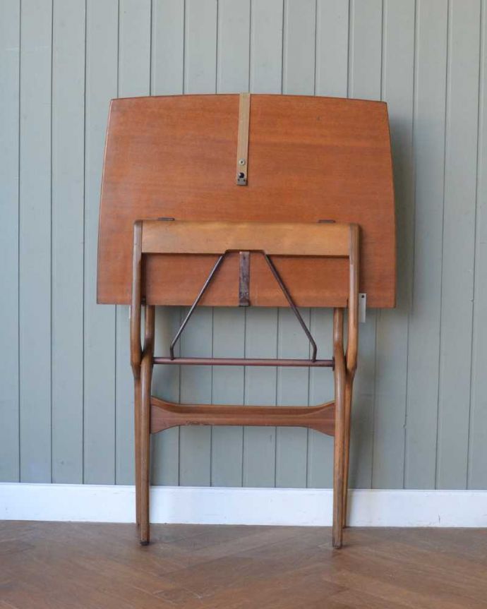 アンティークのテーブル　アンティーク家具　折りたたむ事ができる機能的なイギリスのアンティークフォールディングテーブル。畳むとこんなにコンパクト使わないときは、畳んでしまえばこんなにコンパクト。(q-1901-f)