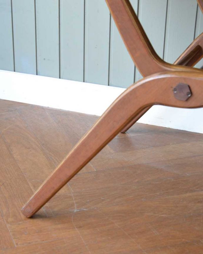 アンティークのテーブル　アンティーク家具　折りたたむ事ができる機能的なイギリスのアンティークフォールディングテーブル。脚の裏には･･･Handleのアンティークは、脚の裏にフェルトキーパーをお付けしています。(q-1901-f)