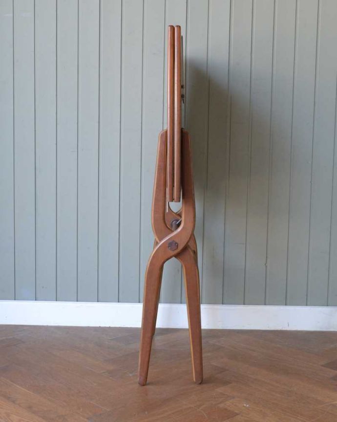 アンティークのテーブル　アンティーク家具　折りたたむ事ができる機能的なイギリスのアンティークフォールディングテーブル。横から見ると・・・畳んで横から見るとこんなにスリムです。(q-1901-f)