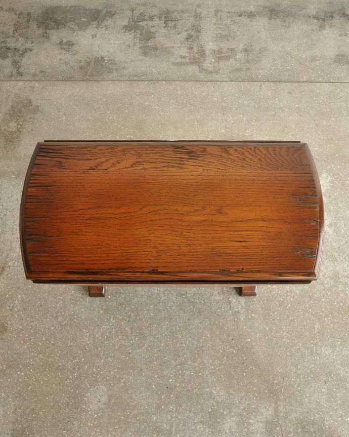 アンティークのテーブル　アンティーク家具　英国のアンティーク家具、珍しいコンパクトなサイズのゲートレッグテーブル（伸張式テーブル） 。畳むとこんなにスリムなサイズリーフを閉じた状態のテーブルを上から見るとこんな感じ。(q-1902-f)